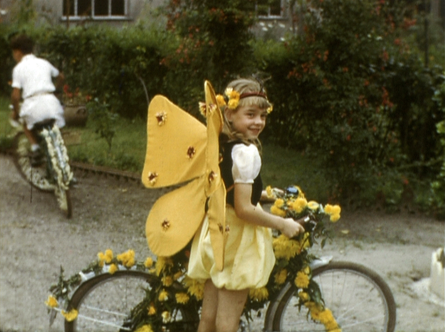 petite fille papillon fleuri vélo