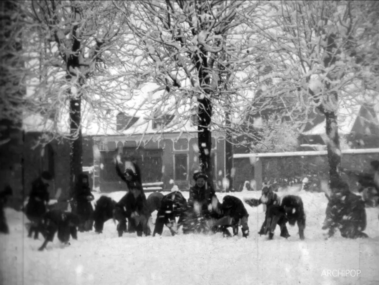 bande d'enfants dans la neige