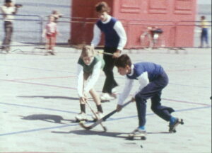 enfants jouant au hockey
