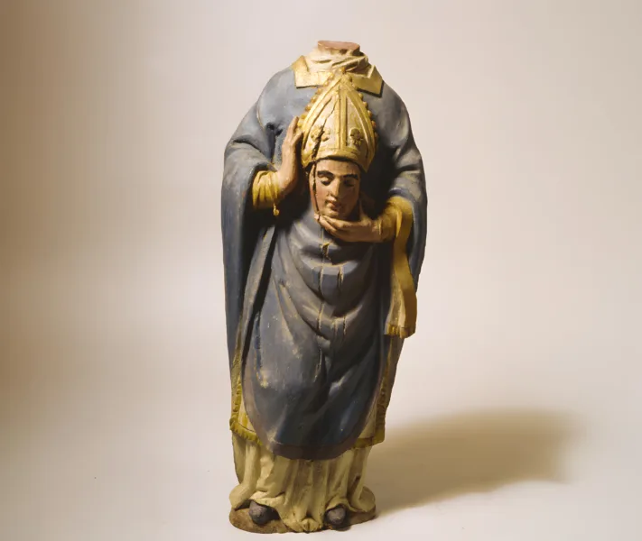 Statue de religieux sans tête, en bois polychrome, époque médiévale.