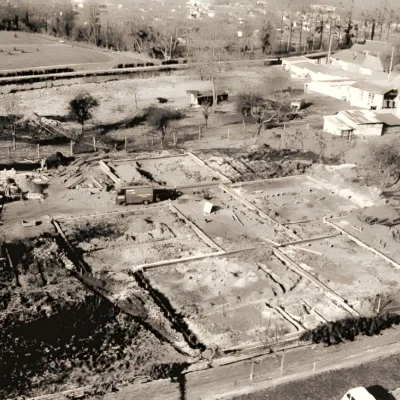 Vue aérienne d'un chantier de construction en cours, avec des fondations et des excavations.