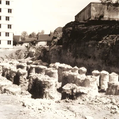 Excavation d'un site archéologique avec des vestiges de fondations anciennes.