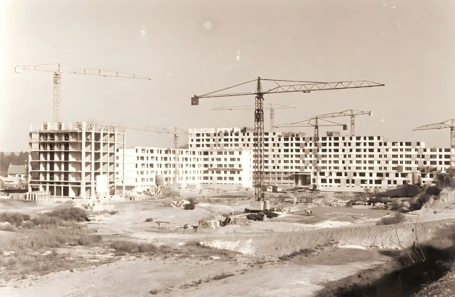 Construction d'un grand immeuble avec grue, paysage urbain en chantier.