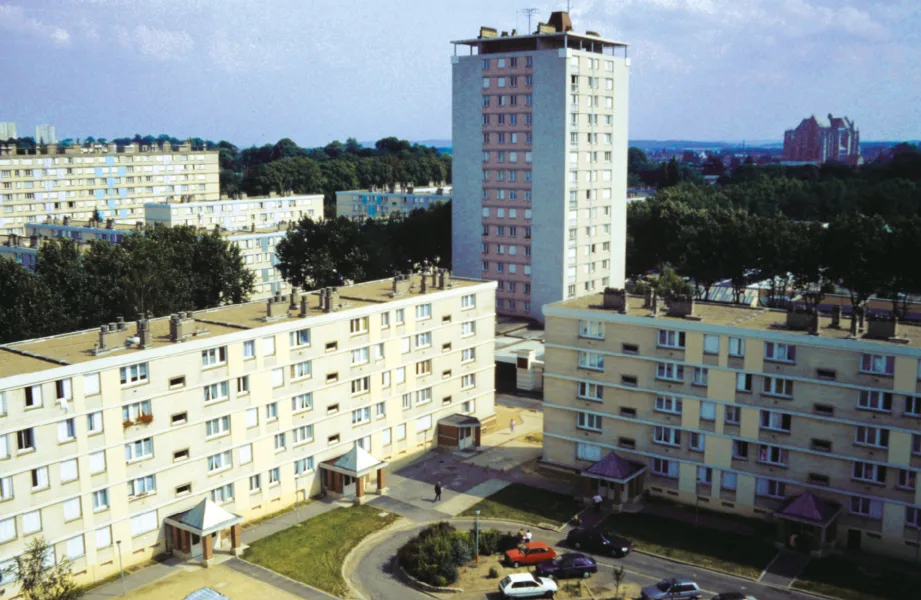 Un ensemble de logements sociaux typiques des années 70 en France.