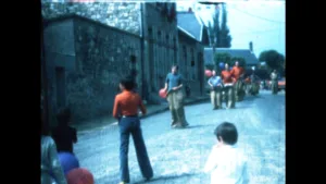 Des enfants jouent avec des ballons dans une rue de village, en France.