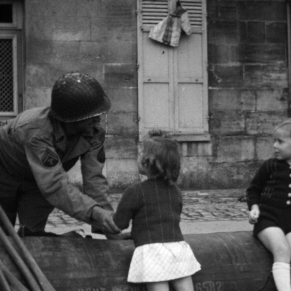 0028FN0006_1944_Pont-Sainte-Maxence_Libération_soldat_&_enfants