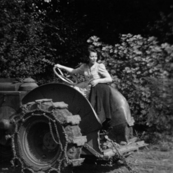 0440FN0014_1950-1955_tracteur-femme-1