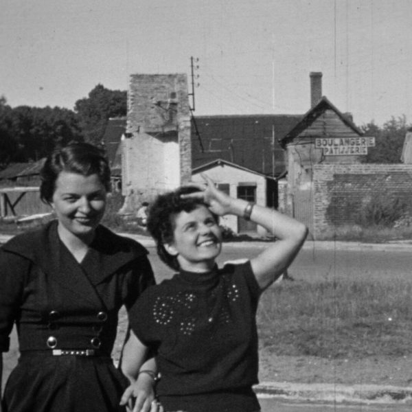 deux femmes devant la propriété