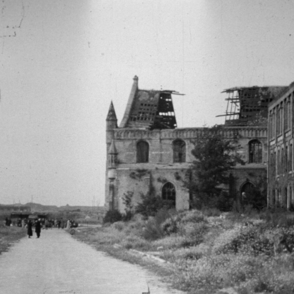 0447FN0008_1951_Calais_installation Leuliet_rue et ruines-2