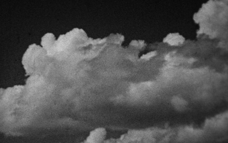 Nuages sombres et texturés dans un ciel nuageux et dramatique.