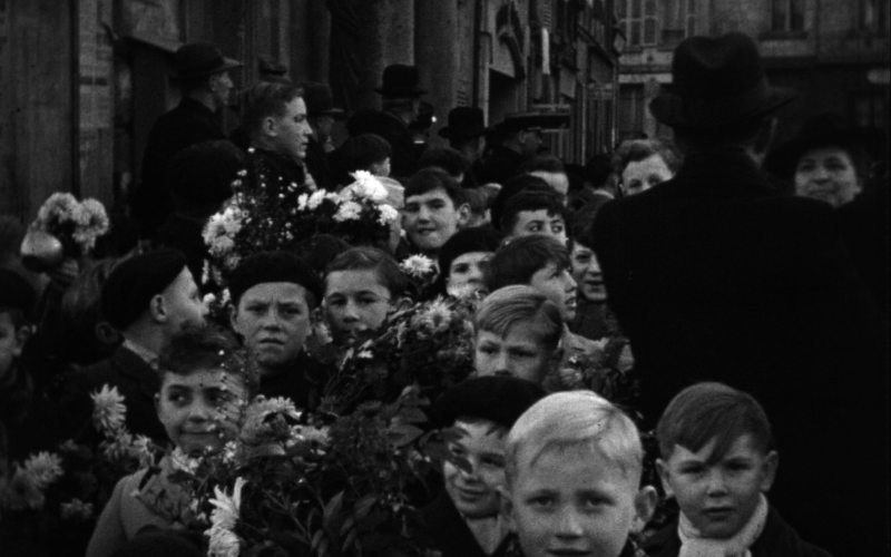 0579FN0059_1950_Fierte-Milon_enfants_avec_fleurs