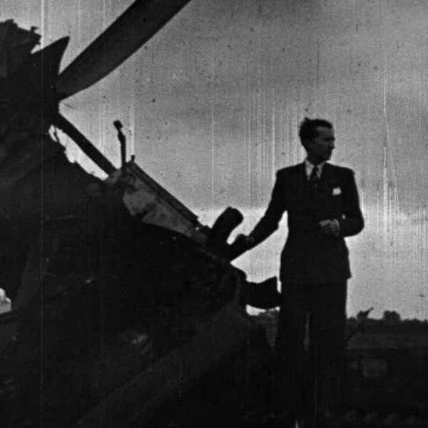0687FN0006_1941_homme_sur_debris