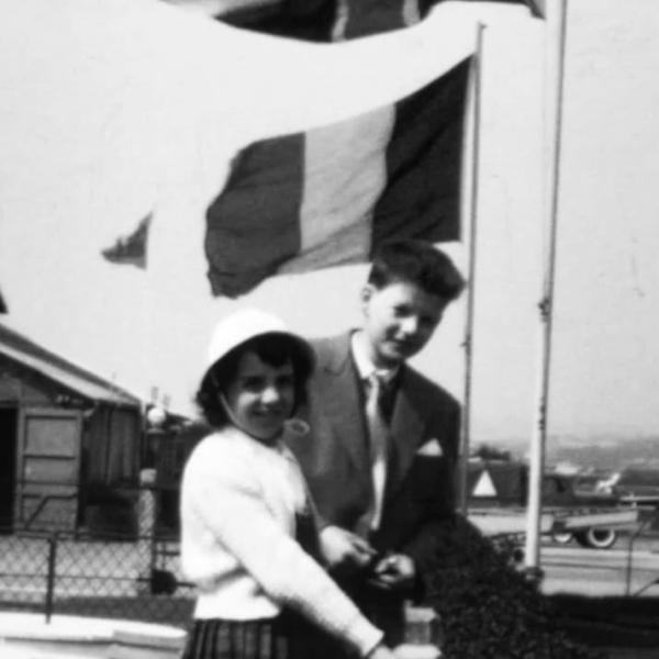 0742FN0016_1958_enfant_posent_devant_aéroport