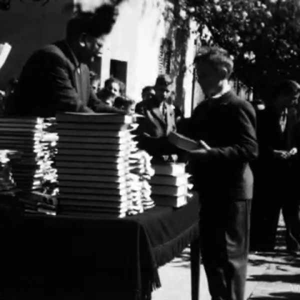 0742FN0016_1958_remise de livres-1