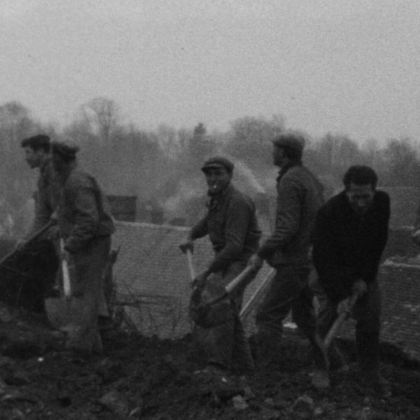 0859FH0001_février 1965_construction du foyer rural_Oulchy-le-château_ouvriers-1