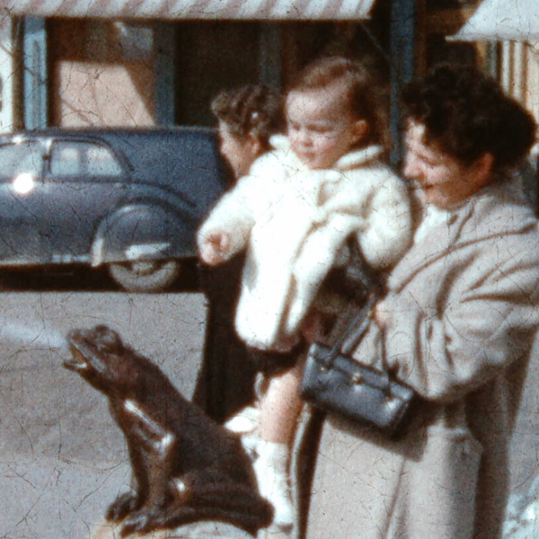 0886FH0005_Saint-Quentin_Place-aux-grenouilles_Mere-enfant-retouche