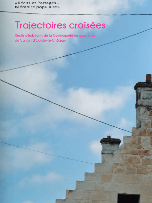Couverture d'un livre intitulé Trajectoires croisées avec un ciel bleu et un mur en pierre.