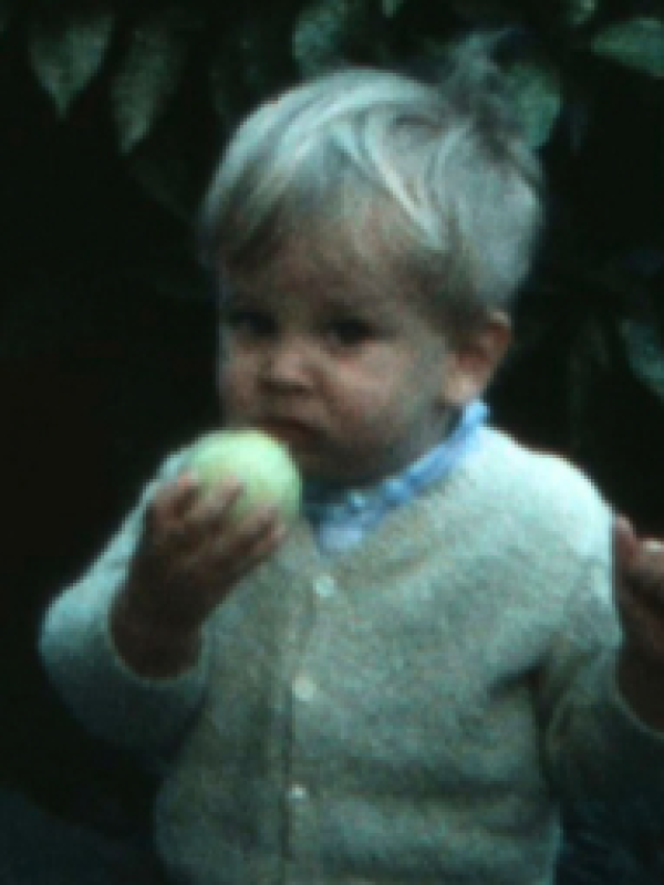 Enfant mangeant une pomme - Collection Fizet