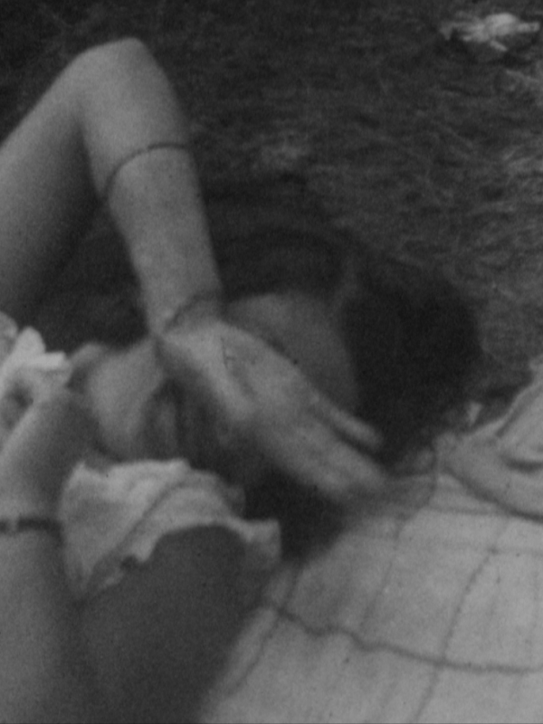 jeune femme allongée sur le dos, la main devant les yeux