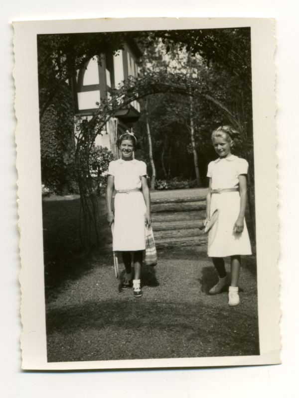 Départ pour le tennis, Chantal et Nicole, roseraie du Grand Montjoie (coll. B. de L’Aulnoit)