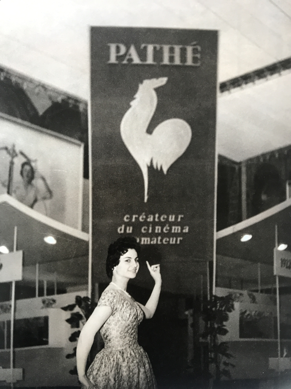 femme devant affiche pathé