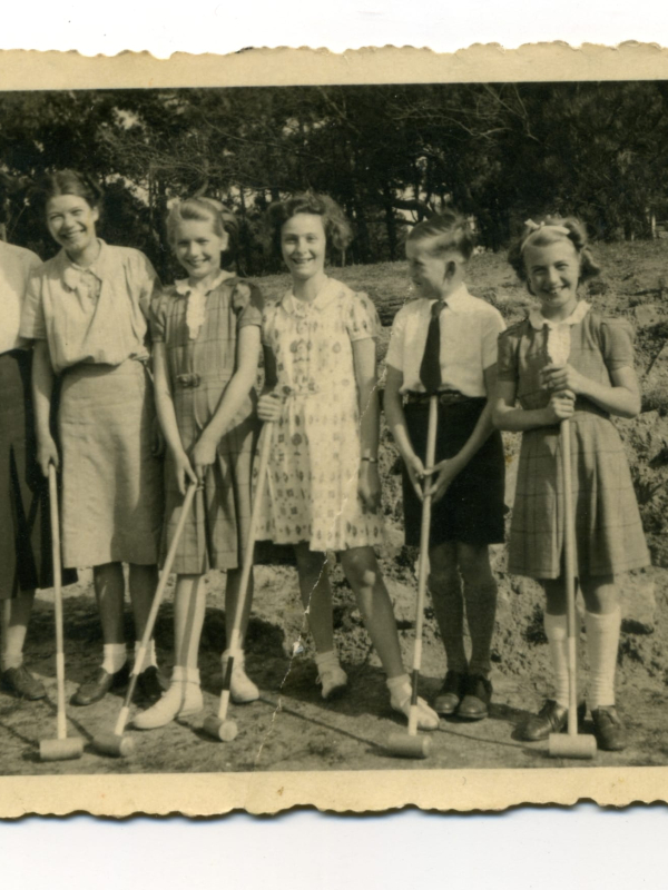 Le croquet chez les voisins de Serraval, Micky, Chantal, Nicole, Lully, Bernard, Martine,1938    (coll. B. de L’Aulnoit)