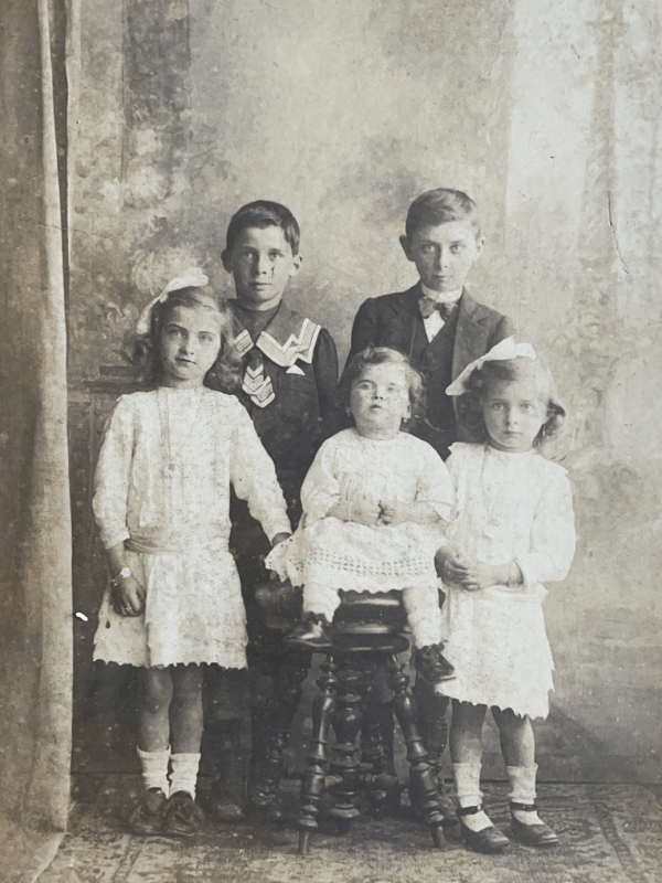 Paulette Lefebvre (devant à gauche) avec ses soeurs (à lavant) et ses frères (à larrière). Source Jérôme Damour