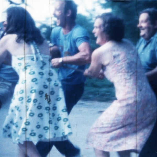Des personnes dansent joyeusement dans un jardin, une scène nostalgique et colorée.